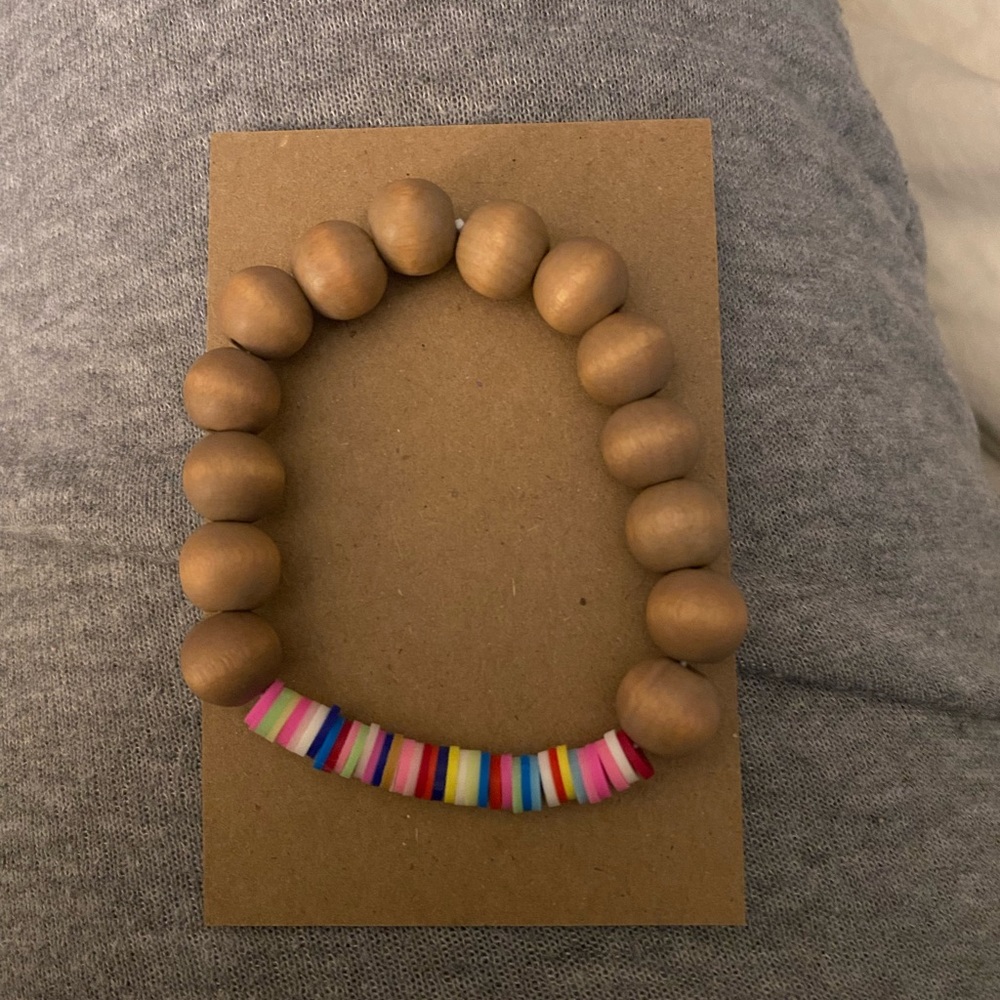 One size wood and multicolored heshi beads
